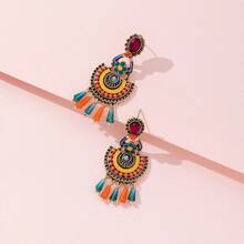 زوج من أقراط معلقة يدوية مزخرفة بنقوش هندسية ملونة وخرز، بتصميم بوهيمي عتيق، مناسبة لحفلات الموسيقى والشواطئ والاستخدام اليومي لإنشاء أساليب فريدة. مصنوعة يدويًا، قد تختلف قليلاً في الشكل واللون وموضع النمط.