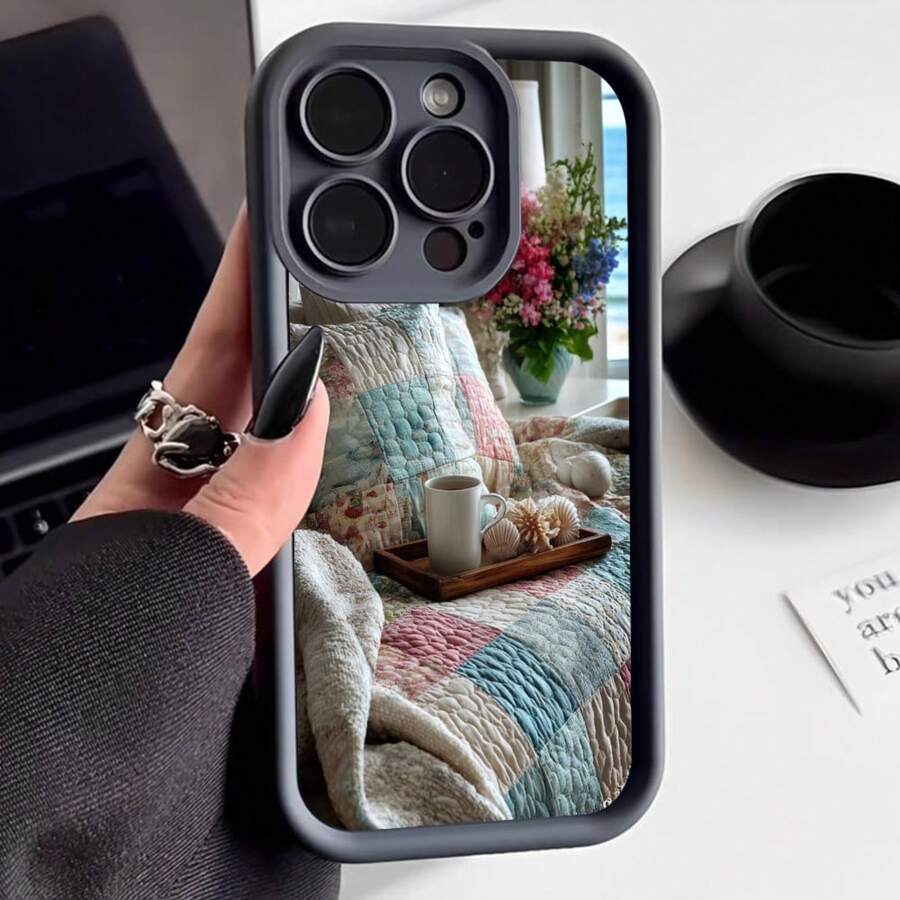 Funda de teléfono con diseño de acolchado colorido y taza de café para iPhone 14 Pro Max en gris oscuro ideal para uso diario en casa o oficina - Café integral - Ver 1