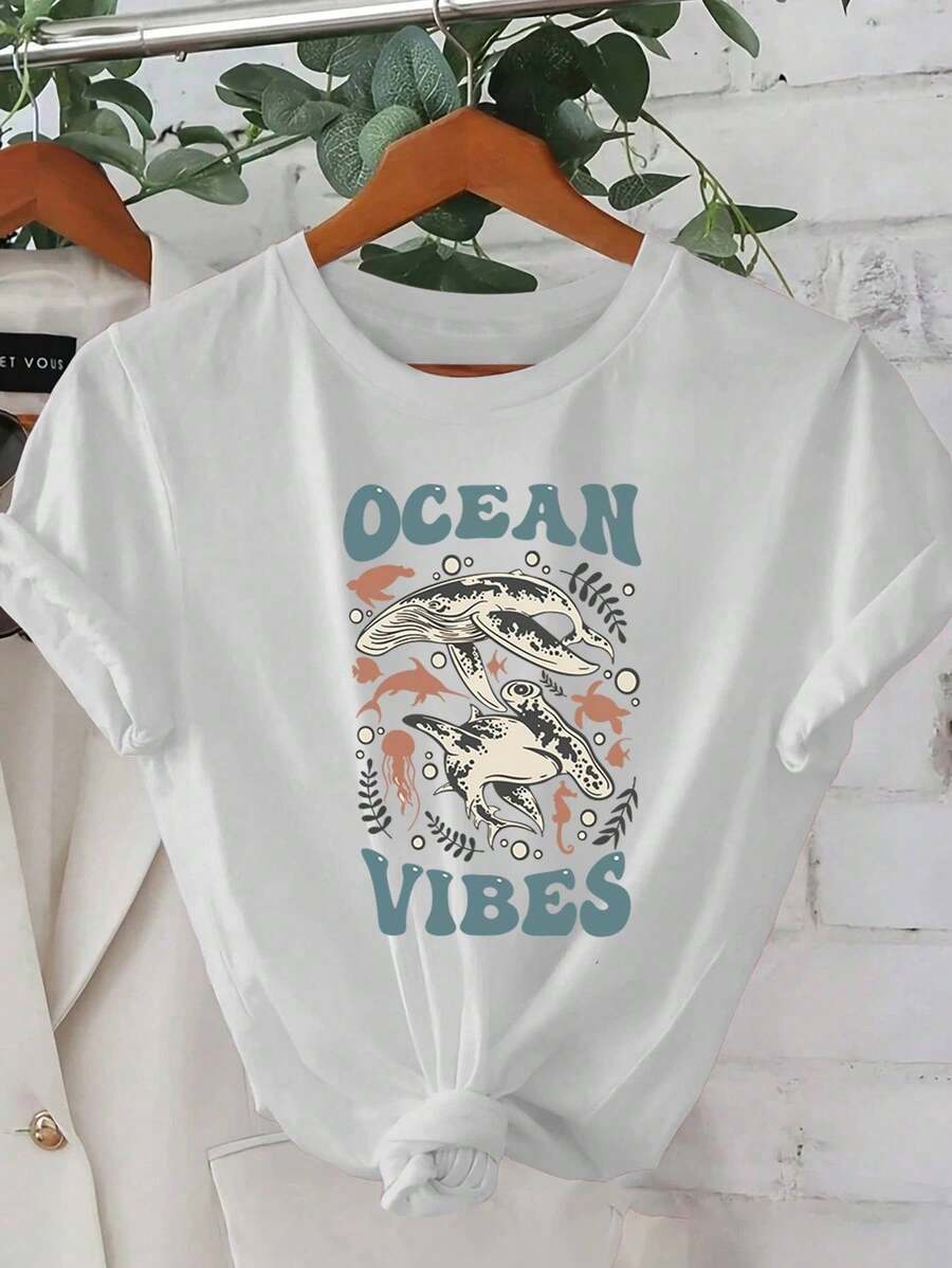 Camiseta gráfica "Vibrajes del Océano" para Mujeres - Manga Corta Casual, Cuello Redondo, Top de Verano blanca con Estampado de Vida Marina Vibrante, Lavar a Máquina, Perfecto para la Playa o Ropa Casual