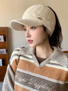 1 szt. Damska czapka beanie w jednolitym kolorze z metalowym logo, modna, uniwersalna, oddychająca, wygodna, składana, odpowiednia do codziennych dojazdów, na kemping, w podróż, na piesze wycieczki, do parków rozrywki, kawiarni, na farmę, na spotkania, na imprezy, do fotografii, na jesień/zimę