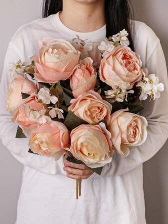 Konstgjord bukett med 9 rosor, finns i vitt, rosa och lila. Perfekt för bröllopssäsongen och alla hjärtans dag-dekorationer. Lämplig för skolor, kontor, entréer, hotellrestauranger, vardagsrum, sovrum, bröllopsfestsalar, kök och trädgårdar. Perfekt för utomhusfester, högtidsfiranden och födelsedagsfestdekorationer.