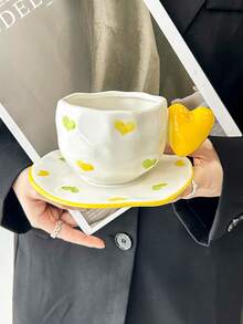 1 pieza Adorable juego de taza y platillo de cerámica pintada a mano - con asas en forma de corazón, diseños de fresa y florales, perfecto para café, té, decoración del hogar y como regalo