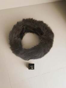 Ultima fascia per capelli in colore unito in finta pelliccia spessa, accessorio alla moda e versatile per l'autunno/inverno