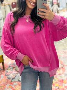 Top tricoté ample à épaules tombantes, ourlet irrégulier, côtes torsadées, couleur rose fraise