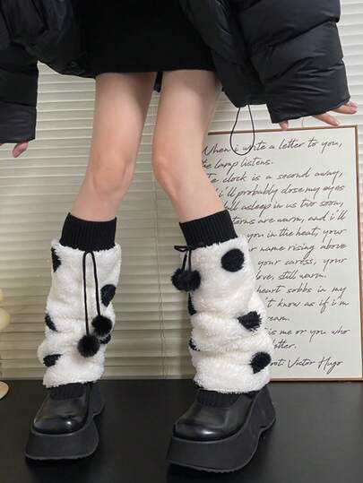 زوج من دفايات الساق المزينة بالفيونكة والطبعة النمرية لنساء الثقافة الفرعية Y2K