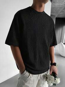 1件男士3D压纹圆领短袖T恤，夏季休闲套头衫，低调复古风格，可机洗 - 黑色 - 查看 4