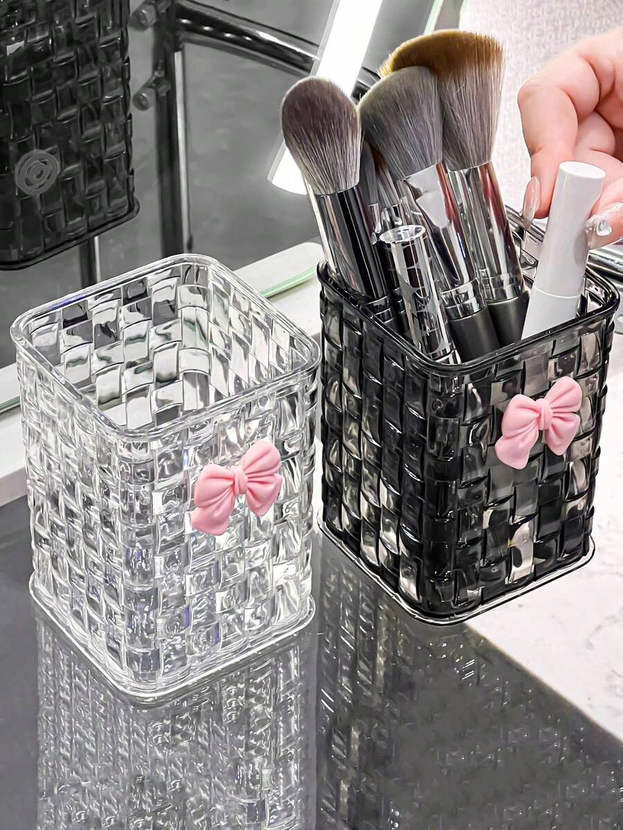 Hộp đựng cọ trang điểm bằng nhựa dệt dung tích lớn, kèm sticker hình bướm - Hộp đựng bút để bàn bằng nhựa bền chắc, có hai lựa chọn màu trắng trong suốt/đen, hộp đựng đa năng để bàn dùng đựng cọ trang điểm, bút, son môi và văn phòng phẩm, giúp bàn làm việc hoặc bàn trang điểm gọn gàng và ngăn nắp. - Nhiều màu - Xem 1