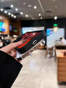 ¿Qué es una funda para teléfono con diseño dinámico estilo anime y figuras de acción de batalla? Es compatible con  17,  16,  16 Pro Max,  15,  15 Pro Max,  14,  13,  12 y  11 Pro. Ofrece protección contra golpes y caídas gracias a su fabricación en TPU resistente. Es un excelente regalo para familiares, amigos, niños, cumpleaños, Halloween, Navidad, parejas y San Valentín. - Negro - Ver 4