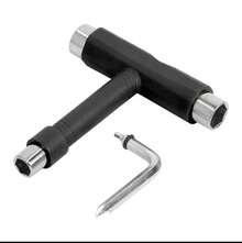 TODO EN UNO: La herramienta de skate tipo T tiene todo lo que necesitas para apretar o reparar tu patineta o monopatín. Funciona con todo tipo de monopatines y tablas largas, ideal para cambiar ruedas o limpiar rodamientos con facilidad.  INCLUYE: 3 tamaños de llaves de vaso (3/8", 1/2", 9/16") y un destornillador de cabeza estándar que se ajusta perfectamente a la parte superior del mango cuando no está en uso.  FÁCIL DE LLEVAR: Su diseño ligero (0.39 oz) permite transportarla fácilmente en tu mochila o bolsillo, brindándote acceso rápido y práctico en cualquier momento.  MATERIALES PREMIUM: Fabricada con acero de alta calidad y cubierta plástica ergonómica para un agarre cómodo, resistente y duradero.  GARANTÍA: Calidad garantizada. Si no quedas 100% satisfecho, cuentas con una garantía de reembolso de 30 días. ¡No esperes más y agrégala a tu carrito! - Negro - Ver 1