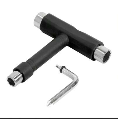 TODO EN UNO: La herramienta de skate tipo T tiene todo lo que necesitas para apretar o reparar tu patineta o monopatín. Funciona con todo tipo de monopatines y tablas largas, ideal para cambiar ruedas o limpiar rodamientos con facilidad.  INCLUYE: 3 tamaños de llaves de vaso (3/8", 1/2", 9/16") y un destornillador de cabeza estándar que se ajusta perfectamente a la parte superior del mango cuando no está en uso.  FÁCIL DE LLEVAR: Su diseño ligero (0.39 oz) permite transportarla fácilmente en tu mochila o bolsillo, brindándote acceso rápido y práctico en cualquier momento.  MATERIALES PREMIUM: Fabricada con acero de alta calidad y cubierta plástica ergonómica para un agarre cómodo, resistente y duradero.  GARANTÍA: Calidad garantizada. Si no quedas 100% satisfecho, cuentas con una garantía de reembolso de 30 días. ¡No esperes más y agrégala a tu carrito!