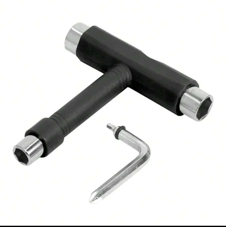 TODO EN UNO: La herramienta de skate tipo T tiene todo lo que necesitas para apretar o reparar tu patineta o monopatín. Funciona con todo tipo de monopatines y tablas largas, ideal para cambiar ruedas o limpiar rodamientos con facilidad.  INCLUYE: 3 tamaños de llaves de vaso (3/8", 1/2", 9/16") y un destornillador de cabeza estándar que se ajusta perfectamente a la parte superior del mango cuando no está en uso.  FÁCIL DE LLEVAR: Su diseño ligero (0.39 oz) permite transportarla fácilmente en tu mochila o bolsillo, brindándote acceso rápido y práctico en cualquier momento.  MATERIALES PREMIUM: Fabricada con acero de alta calidad y cubierta plástica ergonómica para un agarre cómodo, resistente y duradero.  GARANTÍA: Calidad garantizada. Si no quedas 100% satisfecho, cuentas con una garantía de reembolso de 30 días. ¡No esperes más y agrégala a tu carrito! - Negro - Ver 1
