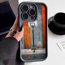 Cubierta de telefono con borde negro diseño de cancha de baloncesto con aro y pelota en fondo de madera y metal para uso diario y deportivo - Negro - Ver 2