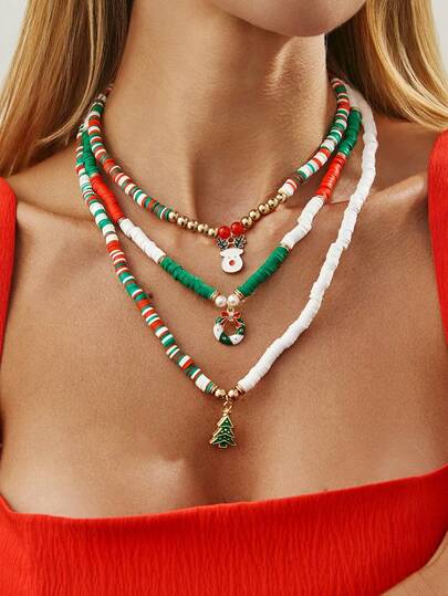 Dieses dreireihige Weihnachtsschmuckset aus Polymerclay besteht aus einem Rentierkranz, einem Weihnachtsbaumkranz und einem Buchstabenglockenkranz. Die Halsketten verleihen jedem Outfit eine festliche Note und eignen sich auch hervorragend als Geschenk für Freunde.