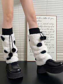 زوج من دفايات الساق المزينة بالفيونكة والطبعة النمرية الناعمة للنساء من ثقافة Y2K