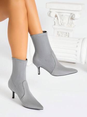 Nya dammode bekväma mångsidiga enfärgade plisserade slip-on högklackade korta stövlar, västerländska stövlar, jul