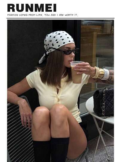 1条波点印花缎面围巾，新款春季时尚女士头巾，可用作腰带、包包装饰、丝带、发带或围巾，是提升整体造型的理想之选。