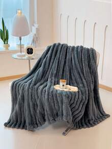 1条加厚纯色深灰色绒毛毯，采用柔软的牛奶绒法兰绒面料，双面保暖，室内外皆宜，适合办公室小憩、沙发、旅行、空调房等各种场合，四季皆宜，全家适用。