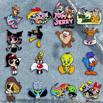 Warner Bros 16 st. Fashionabla tecknade animebroscher kreativa kaniner Tom och Jerry emaljnålar ryggsäck kläder accessoarer metallmärke accessoarer gåvor