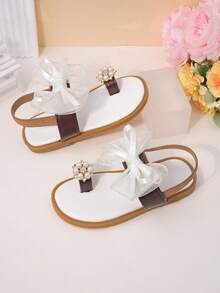 1 đôi dép xăng đan cho bé gái, trang trí nơ lưới và ngọc trai, chất liệu da PU, thoải mái khi xỏ, thiết kế cổ thấp, quai thun (quấn quanh mu bàn chân), kiểu đế bằng, mang đến vẻ ngọt ngào như công chúa, phù hợp cho các bữa tiệc mùa hè và mang hàng ngày. - màu nâu - Xem 4