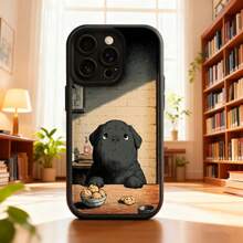 Cubierta de telefono negro con estampado de perro negro sentado en mesa con galletas y ambiente de biblioteca para uso diario en interiores Aplicable a teléfonos Apple y Galaxy. - Negro - Ver 2