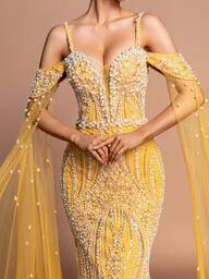 优雅女士黄色长款派对连衣裙，露肩设计，亮片针织面料细节