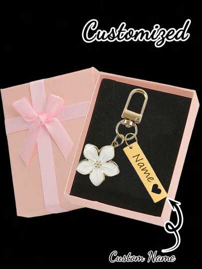 Llavero personalizado de flor de cerezo de metal con caja de regalo, set de regalo de llavero de flores con texto personalizado, diseño de flor de cerezo ligero y elegante con etiqueta accesorio, nombre personalizado adecuado para bolso, llaves de coche, regalos de pareja y vacaciones, multifuncional, duradero, ornamental, reutilizable, exquisito, elegante, de alta calidad, colorido, moderno, personalizado, único