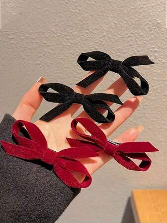 2个丝绒蝴蝶结发夹，适合日常及新年装扮，秋冬季适用。