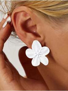 一对优雅复古花卉设计时尚耳环，适合女性佩戴，可作为度假、节日礼物或派对配饰。 - 白色 - 查看 3