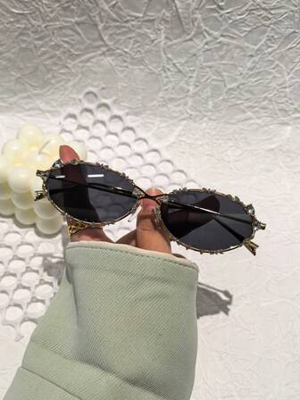 1 pièce Lunettes de mode au design minimaliste Y2K avec un cadre métallique ovale classique et des strass. Polyvalentes pour un usage décontracté ou en vacances.