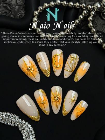NAIO 10片手工制作的Y2K风格杏仁形美甲贴纸，裸色、黄色和金色法式边饰，搭配不规则液态金属、镀金、星爆、月亮和太阳图案。饰以金色钢珠。适合女性和女孩，是派对和日常佩戴的完美之选。附赠美甲工具套装。是送给女性和女孩的绝佳礼物。