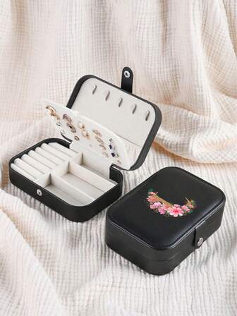 1 pieza Caja de almacenamiento de joyas con patrón floral y letra dorada A-Z, caja de joyas de piel sintética portátil, caja organizadora de joyas antioxidante, caja de exhibición de joyas de múltiples capas, caja de regalo, tapa abatible, gran capacidad, caja de joyas de viaje elegante y compacta, caja a prueba de polvo para joyas en el hogar, de vuelta a la escuela