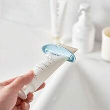 手动牙膏挤压器 - 多功能塑料管夹，适用于浴室配件、洗面奶、乳霜、药膏 - 无需用电 手动塑料牙膏挤压器，立式浴室配件分配器，适用于牙膏、洗面奶、护手霜（款式和颜色随机发货） - 彩色 - 查看 9