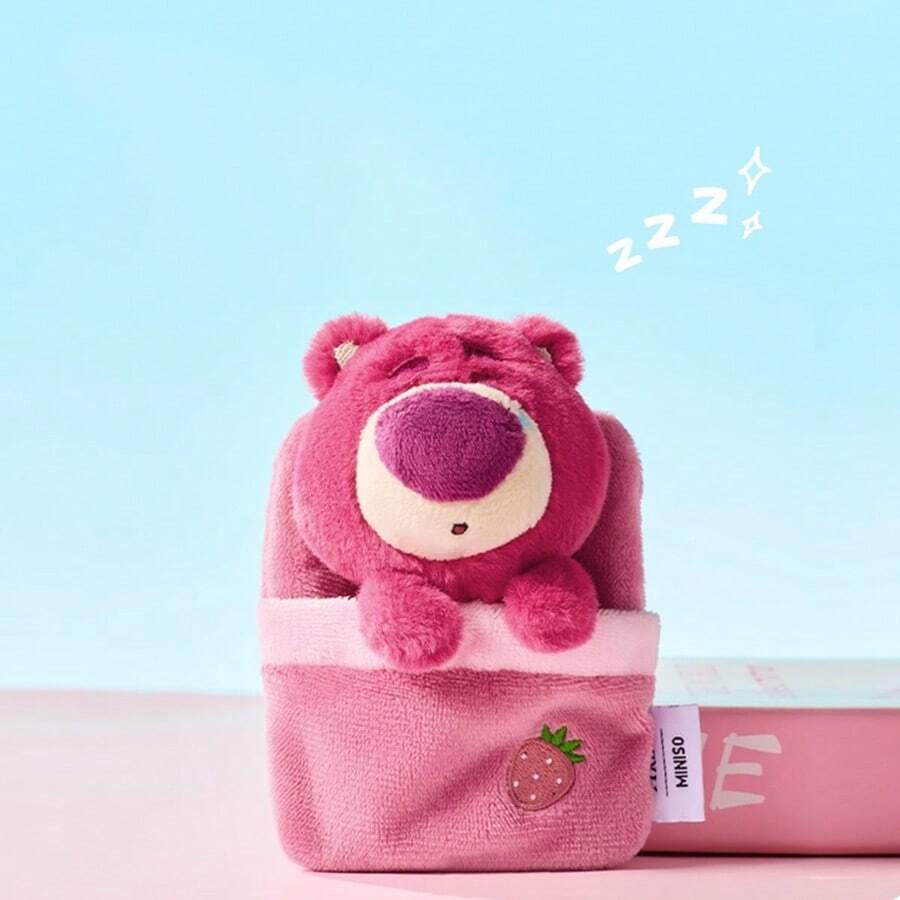 Miniso 迪士尼玩具总动员草莓熊带毯子玩偶钥匙扣，软包挂饰，儿童礼物装饰，最佳礼物（1 件） - 彩色 - 查看 1