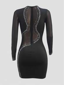 Elegante abito da cocktail corto e glamour per donna, con maniche lunghe in rete impreziosite da strass e collo rotondo. Abiti da donna per l'autunno, abiti invernali, abiti natalizi, abiti per Capodanno, abiti eleganti per feste, abiti da laurea per donne, abiti da ballo formali per donne, abito corto aderente a maniche lunghe e collo rotondo