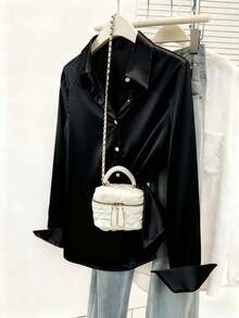 Blusa elegante de manga corta regular para damas con detalles de botones y cuello clásico en color púrpura