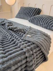 1条加厚纯色深灰色绒毛毯，采用柔软的牛奶绒法兰绒面料，双面保暖，室内外皆宜，适合办公室小憩、沙发、旅行、空调房等各种场合，四季皆宜，全家适用。