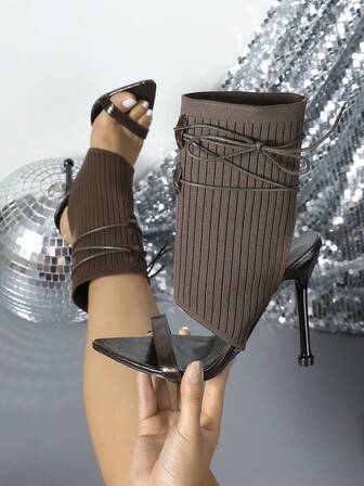 Sandalias de tacón alto con decoración de cordones y punta afilada