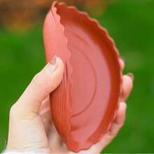 塑料圆形波浪形植物托盘，塑料植物托盘，耐用重型花卉植物盆栽滴水托盘容器，适用于家庭花园室内外植物托盘、陶土花盆和种植箱，确保植物根系健康，防止土壤侵蚀，并为植物提供稳定的生长环境，同时起到支撑植物和促进排水的作用（款式随机发货）。