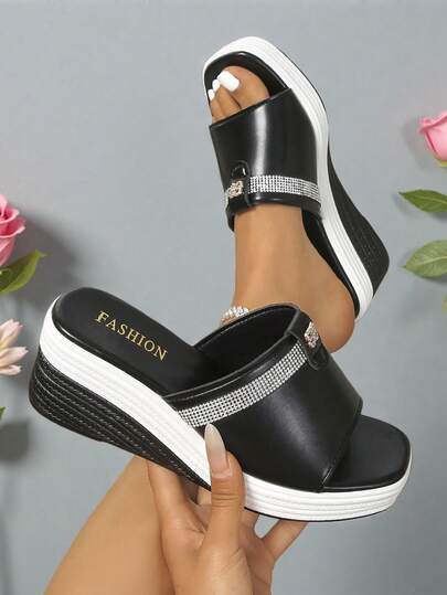 女士时尚金属字母装饰双带露趾厚底坡跟一脚蹬凉鞋，舒适百搭，春夏