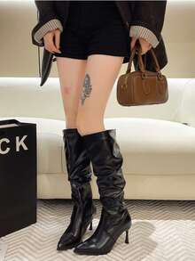 Botas altas plissadas de bico fino, estilo cavaleiro europeu e americano, para outono/inverno, botas marrons de salto fino acima do joelho, botas pretas retrô de salto alto que alongam a silhueta. - Preto - Ver 4