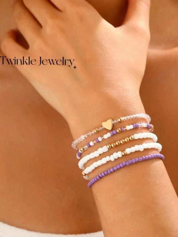 5 Stücke Set, Armband-Set mit lila Reisperlen, mit Metallherzen, jugendlicher Stil, geeignet für den täglichen Gebrauch, Partys, Urlaub, Musikfestivals usw. Vielseitige und modische Accessoires, die nicht wählerisch in Bezug auf den Hautton sind.