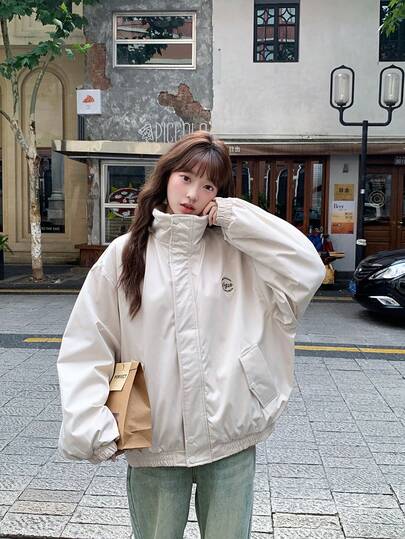 ショートスタンドカラージャケット アメリカンスタイル厚手フリースダウンジャケット女性用2025年冬新作カジュアルゆったり学風大学生アルファベットプリント野球コートスタンドカラーフリース裏地保温ジャケットクリスマスプレゼントラムぬいぐるみジャケット ジャケット 女子学生 ベースボールジャケット ジャケット