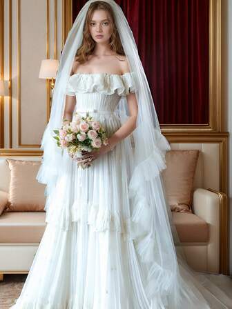 En lång, dubbelskiktad, volangformad brudslöja, elegant och enkel, är ett idealiskt val för en kvinnas brudklänning