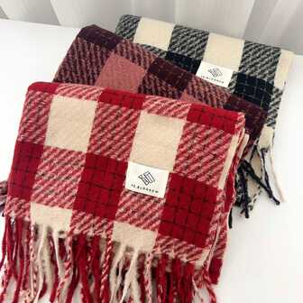 1条女士复古格子流苏围巾，舒适保暖的冬季配饰，适合搭配时尚服装，是装饰和节日场合的理想之选。