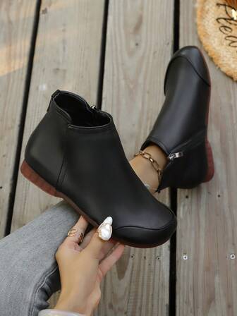 Stivaletti corti da donna taglia comoda, versatili e semplici con punta tonda, adatti per primavera e autunno