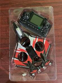 4DRC 2025年推出的816无人机升级版，配备高清实时图像传输遥控器，具有光学流体悬停、一键操作和自动降落功能。这款无人机具备防撞功能，非常适合初学者，也是青少年理想的生日或圣诞礼物。