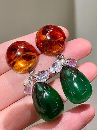 一对绿色水滴形锆石耳钉，复古撞色垂坠耳环，适合秋冬季佩戴。