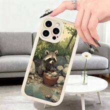 Cubierta de telefono con diseño de mapache en bosque color negro con estampado de mapache sentado junto a un recipiente lleno de piedras en un entorno natural ideal para amantes de la naturaleza y animales salvajes uso diario y protección para teléfonos inteligentes Aplicable a teléfonos Apple y Galaxy. - Burdeos - Ver 6