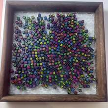 500 件 6 毫米生动亚克力字母珠套装 - 5 种颜色，方形字母图案，适合 DIY 珠宝和工艺品 - 非常适合手机饰品和创意设计 - 彩色 - 查看 13