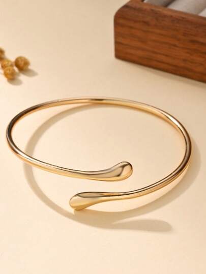 سوار بتصميم هندسي أنيق مطلي بالذهب عيار 18 قيراط بشكل قطرة ماء غير متماثل، تصميم راقي مناسب للنساء للارتداء اليومي، هدية مثالية للصديقة أو الزوجة